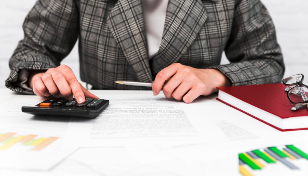 business-woman-working-office-desktop